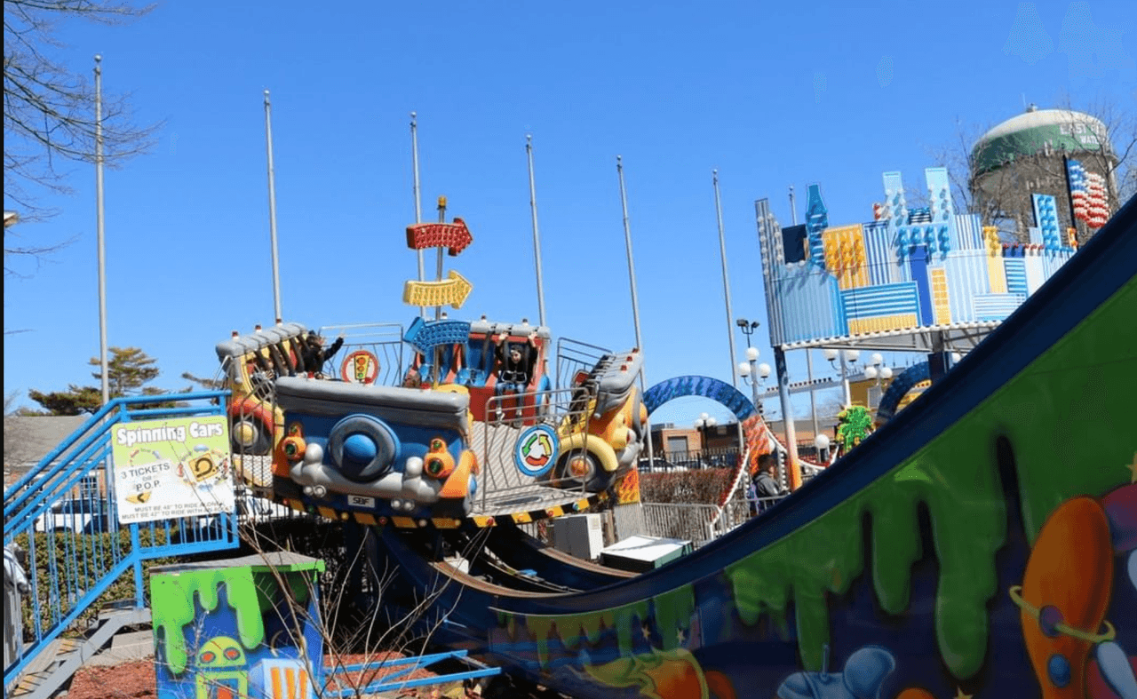 Famosos también han visitado Adventureland Long Island:
<b> el video musical de Chaka Kha</b>n para su canción "Love of a Lifetime" de filmó aquí y la banda de heavy metal, Twisted Sister, se presentó en el parque en los 80’s.