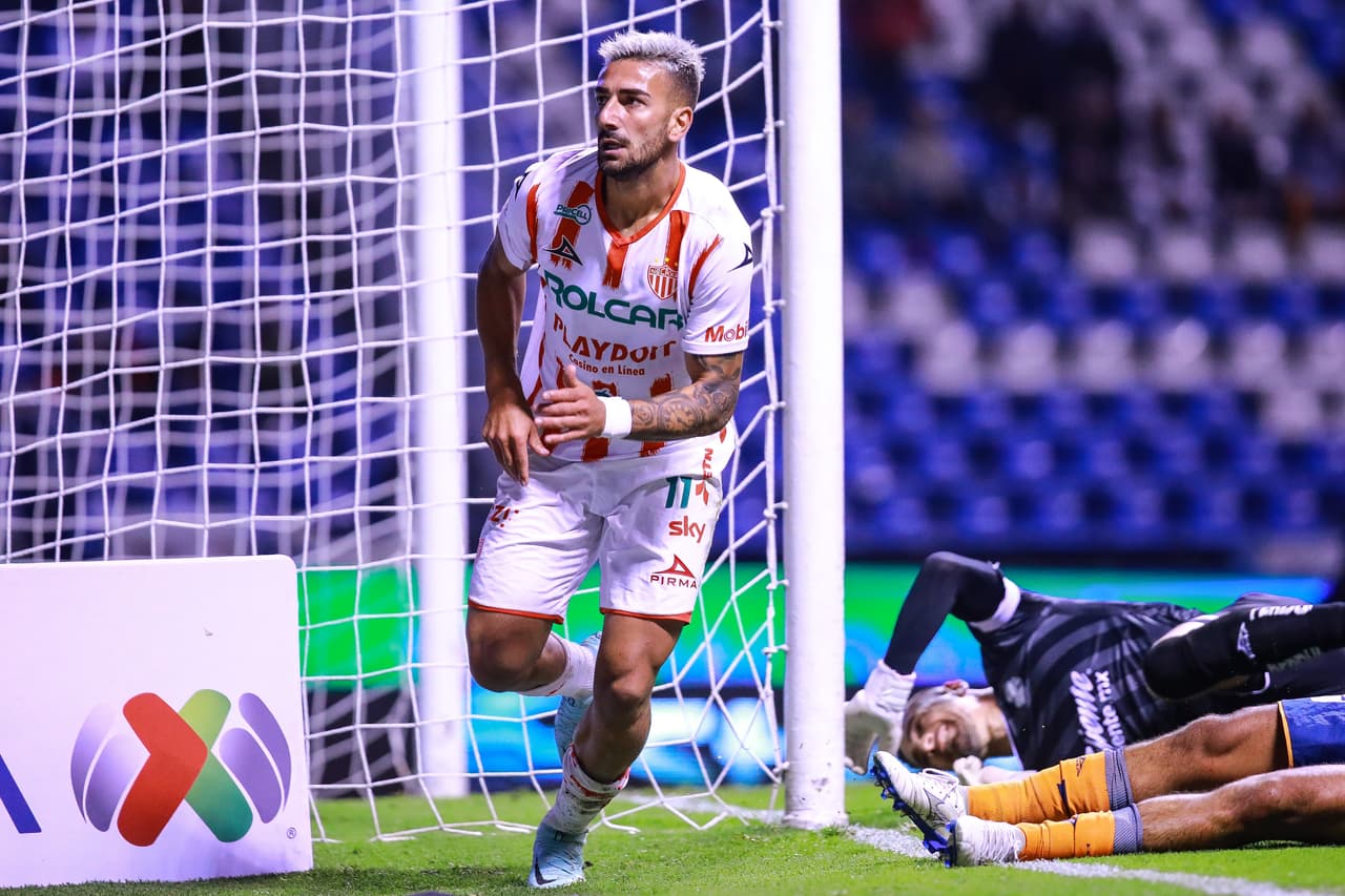 Necaxa evitó la derrota en el inicio de la Jornada 9 ante Puebla con un gol tardío de Agustín Oliveros que silenció el Estadio Cuauhtémoc. La Franja inició ganando con un tanto de Martín Barragán al minuto 15. Pero Facundo Batista encontraría el empate en el amanecer del segundo tiempo. Después Jordi Cortizo daría la vuelta para Puebla con un golazo que fue opacado por la acción de Oliveros.