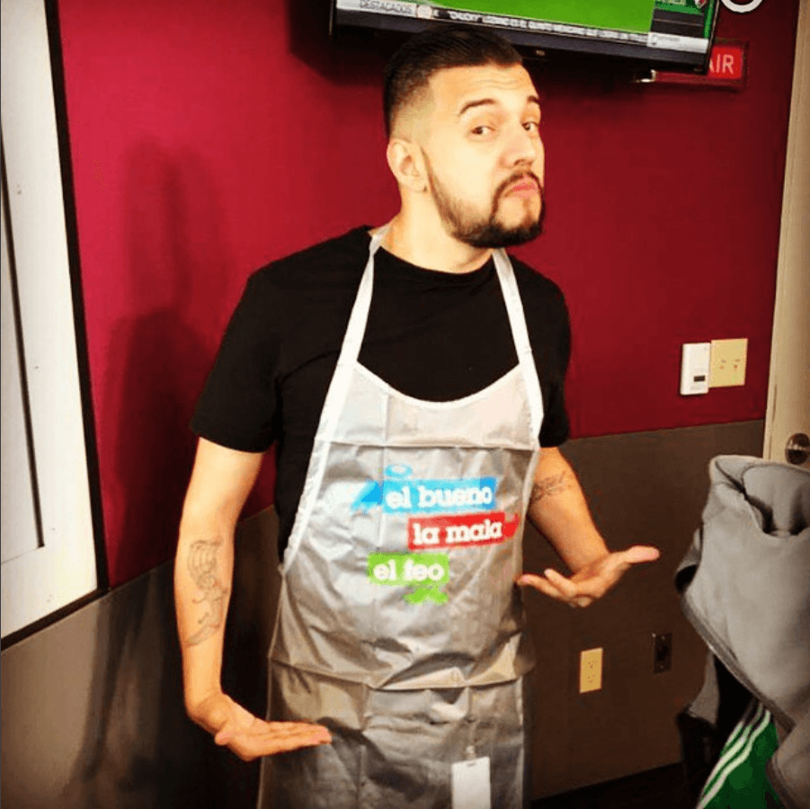 Una vez más
<b>Eddie G</b>, mejor conocido como
<b>'El Flaco'</b>, se puso la camisa (o el mandil) de
<b>El Bueno, La Mala y El Feo</b> para unirse al show en ausencia de El Pelón.