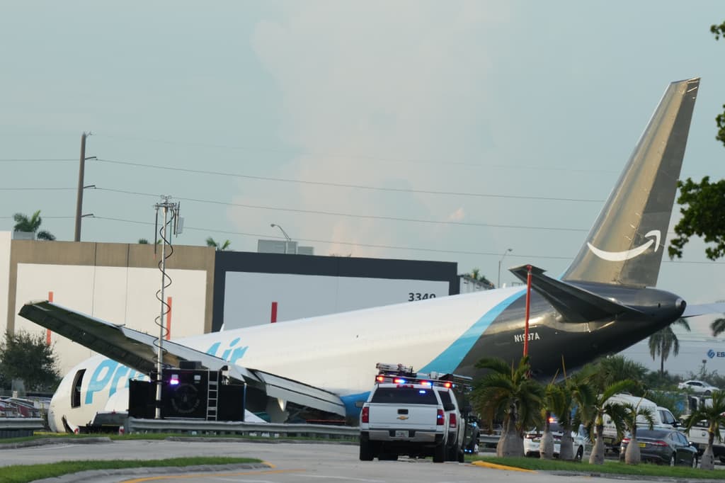 Cinco muertos, varios heridos, fuego y autos impactados: así fue el accidente de un avión de Amazon en Miami