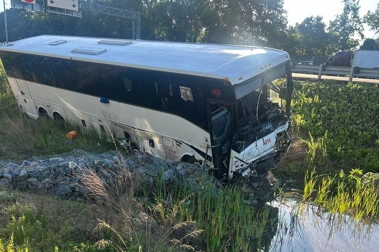 Al menos cinco muertos y más de 30 heridos luego que un autobús embistiera a varios autos en Virginia