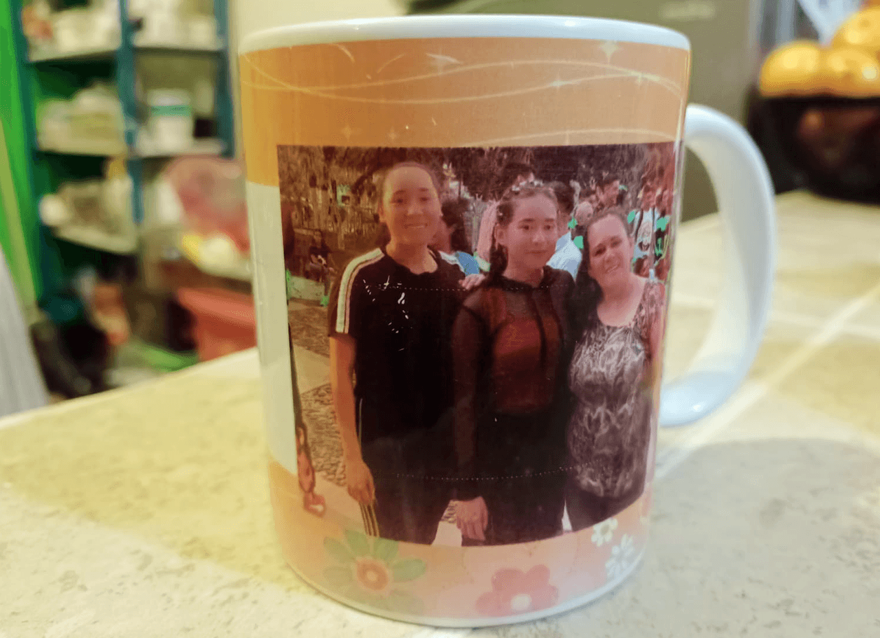 La taza que la soldado mexicana Ana Fernanda Basaldua Ruiz obsequió a su madre cuando partió hacia Estados Unidos en 2020.