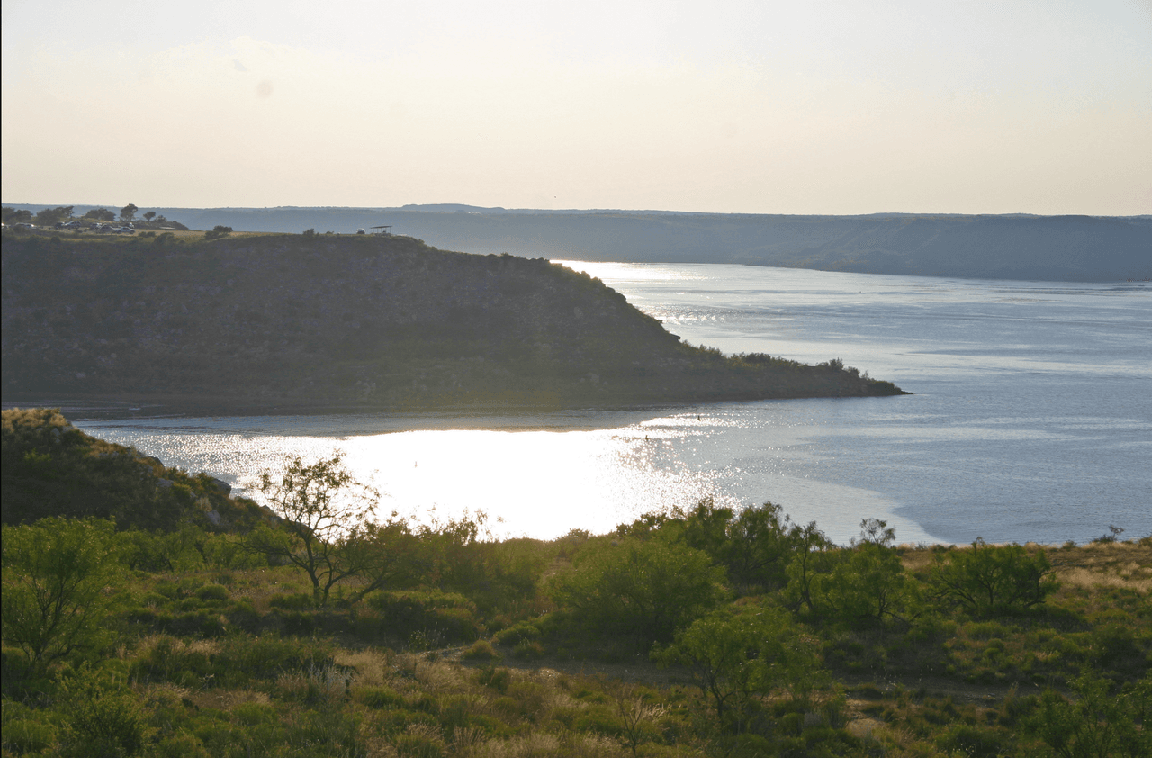 <b>Lake Meredith |</b> Dentro de las llanuras secas y azotadas por el viento del Panhandle de Texas se encuentra un oasis escondido, un refugio acogedor donde la vida silvestre y los humanos encuentran un respiro de los pastizales secos de arriba. A través de esta llanura, el río canadiense ha cortado dramáticos cañones de 200 pies, o rupturas, donde los humanos se han ganado la vida durante más de 13,000 años. El lago Meredith ahora ocupa estas calas escondidas donde los primeros humanos alguna vez deambularon.