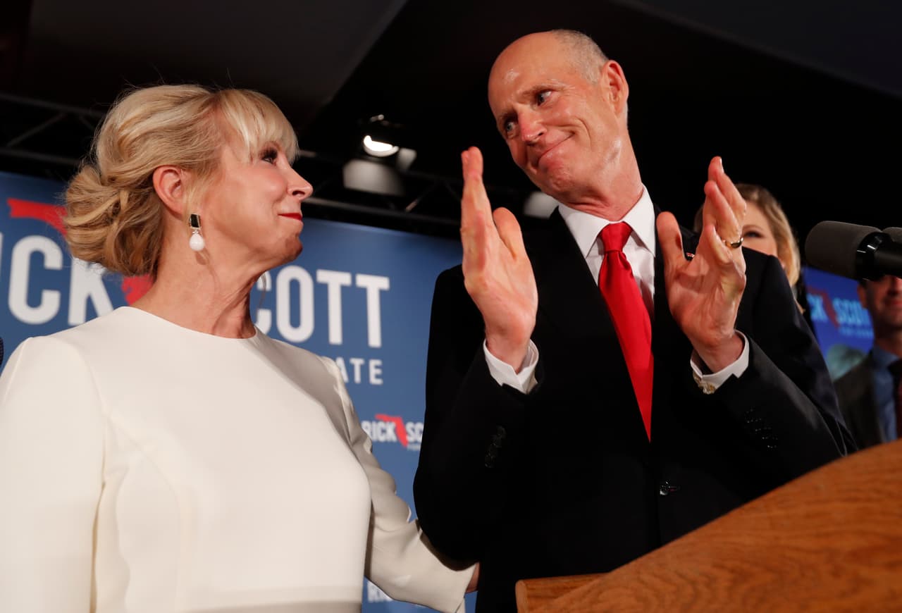 Las elecciones para el puesto de senador y gobernador en Florida se encuentran en pleno proceso de reconteo. De mantenerse el escrutinio inicial el republicano
<b>Rick Scott</b> impediría la reelección del senador demócrata Bill Nelson, quien mantuvo el puesto durante 18 años