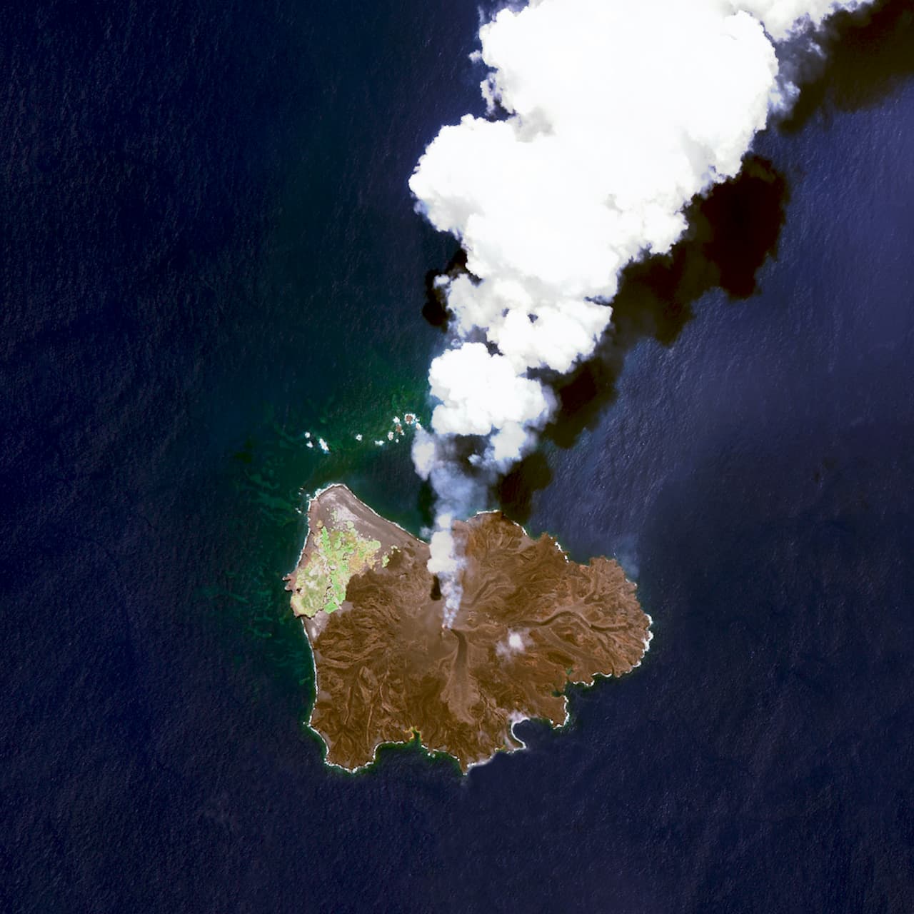Nishinoshima es una isla volcánica localizada a 940 kilómetros al sur de Tokio, Japón. El volcán entró en erupción en noviembre de 2013 y continuó hasta agosto de 2015.