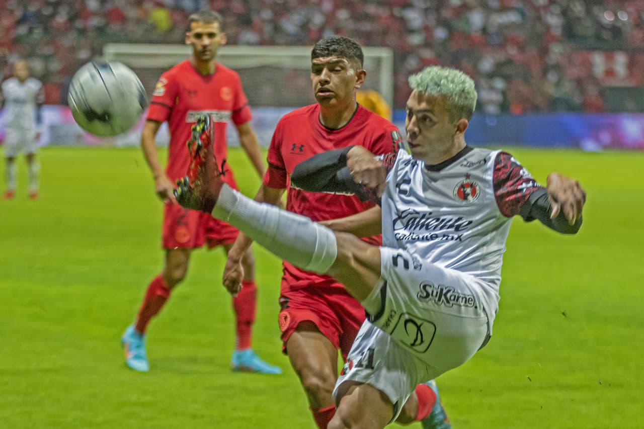 Un golazo de Marcel Ruíz, un autogol de Rivero y otro tanto de Montecinos fueron suficientes para ponerle número al marcador y sellar el juego de la Jornada 8 del Grita México C22, aunque el VAR le quitó un tanto a los Diablos Rojos en el primer tiempo.