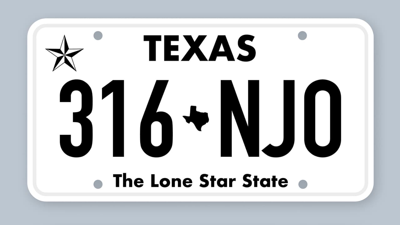 <h3 class="cms-H3-H3">La placa delantera tiene que estar afuera</h3> El Departamento de Seguridad Pública de Texas, conocido como DPS, explica que
<b>una placa debe ir en la parte exterior delantera del vehículo y la otra en la parte exterior trasera. </b>
<br>Además, deben
<b>estar sujetas horizontalmente, ser visibles y legibles, y quedar al menos a 12 pulgadas del suelo, </b>medidas desde la parte inferior de la placa.
<br>Eso deja fuera una práctica que algunos conductores usan:
<b>colocar la placa sobre el tablero o detrás del parabrisas. </b>
<br>La regla exige que
<b>esté instalada en el exterior.</b>