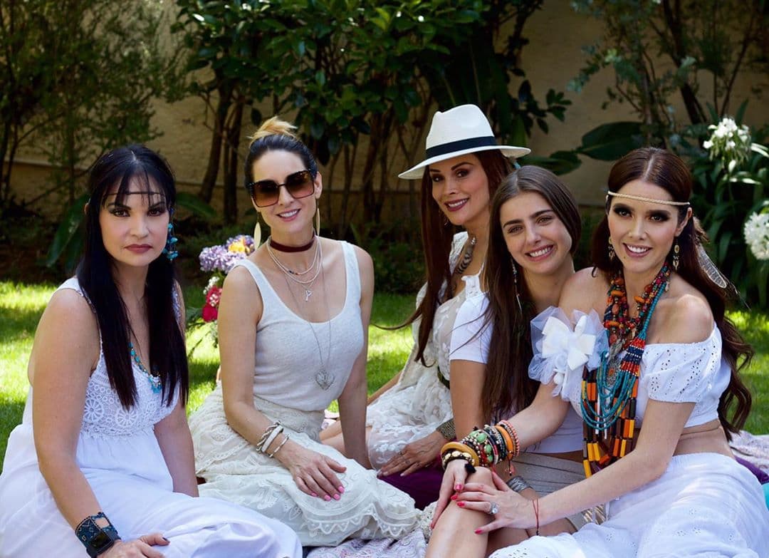 En esa ocasión, la también modelo contó con la presencia de amigas del medio artístico como Susana González, Ana Patricia Rojo,
<b><a href="https://www.univision.com/famosos/michelle-renaud-admite-que-ha-sufrido-por-no-tener-un-cuerpo-tan-perfecto-como-el-de-otras-fotos">Michelle Renaud</a></b> y Tania Vázquez.