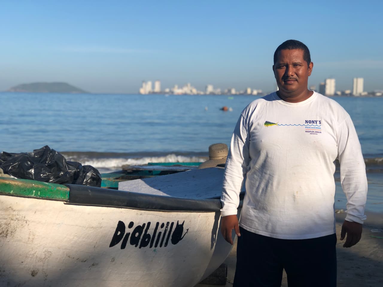 Edgar Moya, pescador sinaloense ajeno al narcotráfico, dice que muchos de sus compañeros reciben ofrecimientos para trasladar droga.