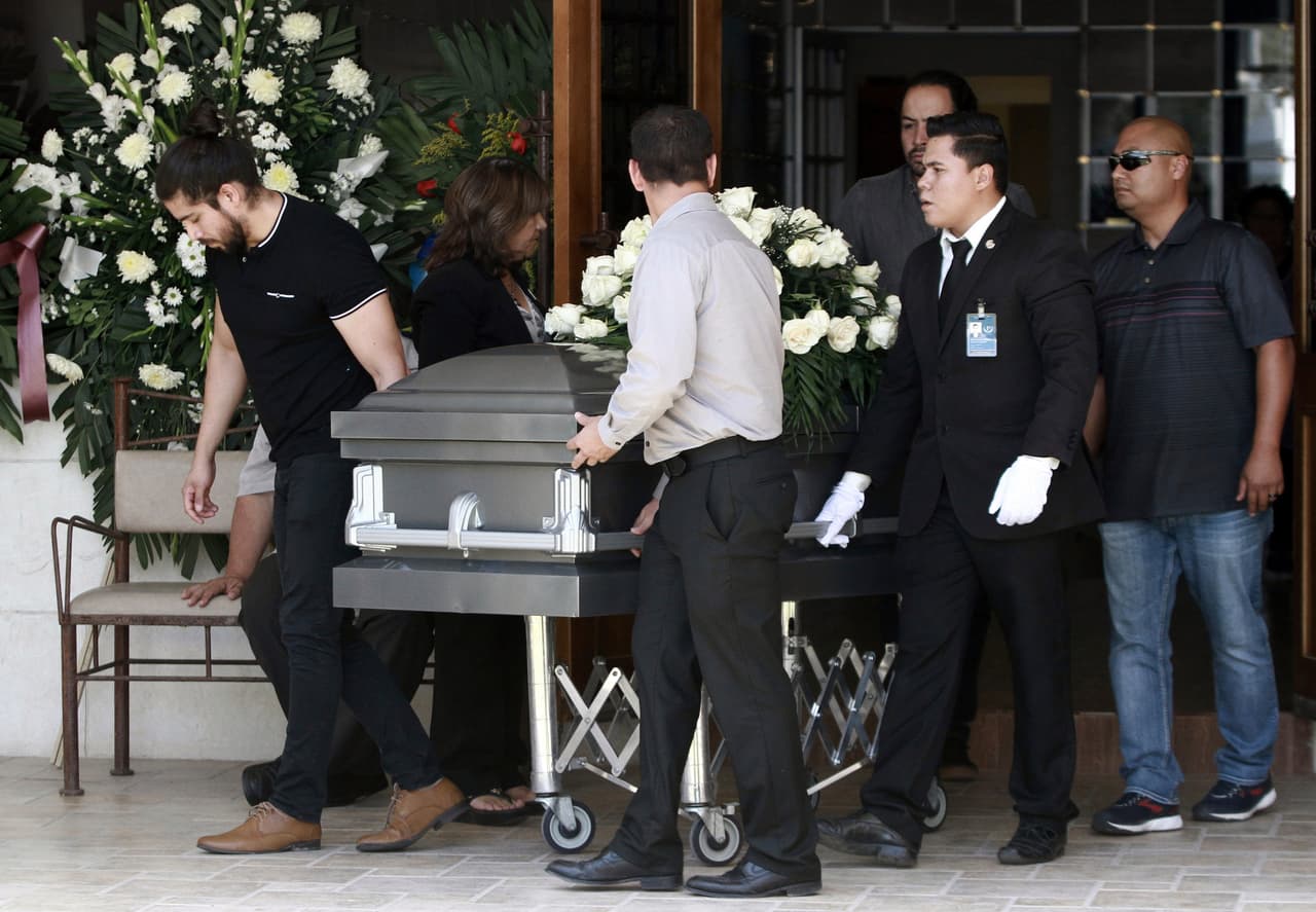 Este jueves se llevó a cabo
<b>el funeral de María Eugenia Legarreta Rothe,</b> una de
<a href="https://www.univision.com/local/dallas-kuvn/autoridades-identifican-a-las-victimas-del-tiroteo-en-el-paso">las víctimas del tiroteo</a> en Walmart de El Paso, Texas, el pasado sábado 3 de agosto. El servicio se realizó en Ciudad Juárez en el estado de Chihuahua, en el norte de México.
<br>