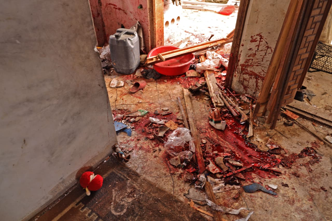 Un detalle del interior de la casa, después de la redada.
<b>Las fuerzas especiales estadounidenses aterrizaron en helicópteros y asaltaron la casa en esta zona de Siria controlada por los rebeldes, y se enfrentaron durante dos horas con hombres armados, dijeron testigos.</b>