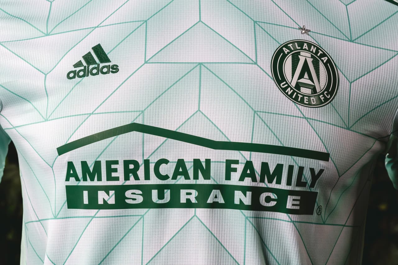 La casaca alternativa de Atlanta United FC se llamará en esta temporada 'the Forest Kid' ('la Camiseta del Bosque'), y su tono verde representa el compromiso de 'las Cinco Bandas' con la sustenabilidad ambiental, además de rendir tributo a uno de los sobrenombres de Atlanta, conocida como 'una Ciudad en el Bosque'.
<br>