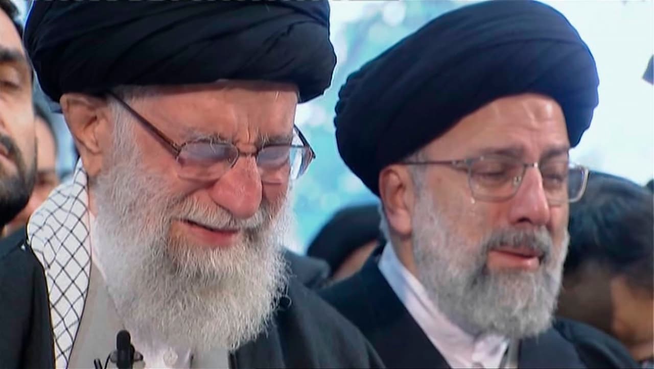 El ayatolá Ali Jamenei (izquierda) llorando durante el oficio religioso por el general Soleimani.