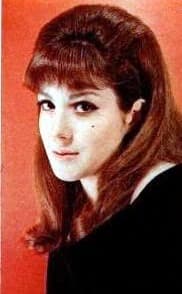 Julissa, hija de Rita, fue la primera mujer vocalista de rock'n'roll en los 60, primero con el grupo 'Los Spitfire' (en el que estaba su hermano) y posteriormente como solista, al mismo tiempo que Leda Moreno y Angélica María.