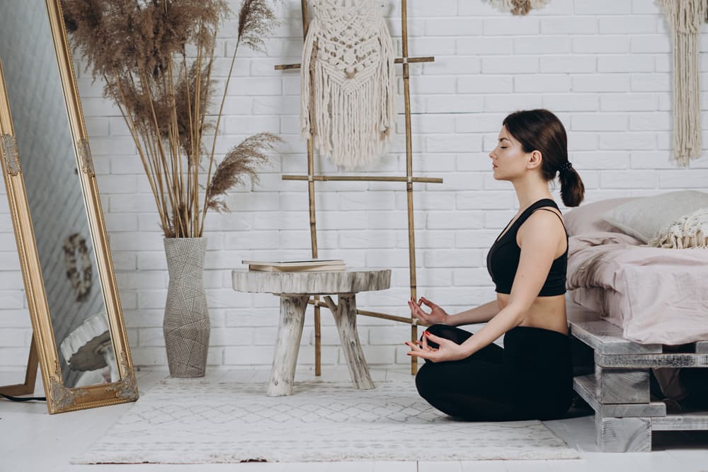 <h3 class="cms-H3-H3">Método del espejo </h3>
<br>Esta técnica es una de las más usadas y sencillas de practicar, consiste en colocarte frente a un espejo, en un lugar tranquilo donde puedas realizar el proceso con mucha concentración.
<br>