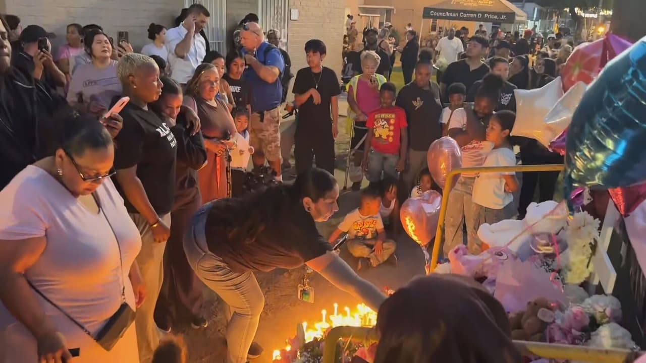 La comunidad se reunió frente al lugar donde Luna, una bebé de cuatro meses, fue encontrada muerta en un basurero de South Los Angeles. Velas fueron encendidas durante la vigilia en memoria de Luna, mientras vecinos se reunían para acompañarse en medio del dolor.