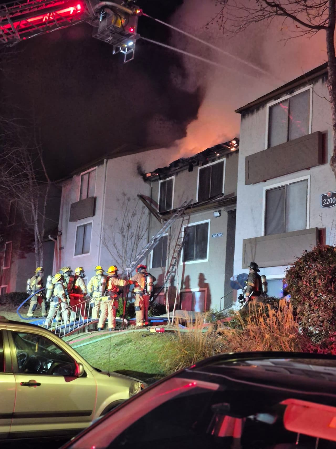 El incendio dejó a treinta personas sin hogar, quienes recibirán asistencia de la Cruz Roja Americana y de la administración del complejo de apartamentos.