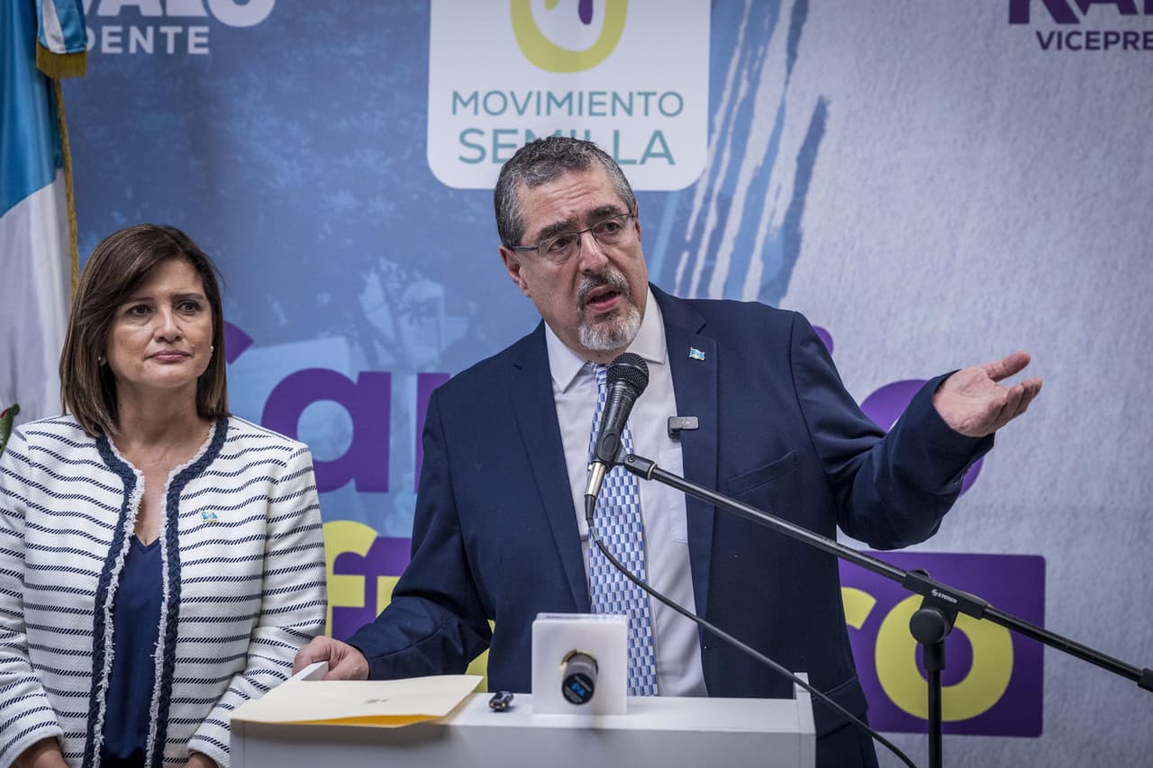 El presidente electo de Guatemala, Bernardo Arévalo, asegura que el país vive un "golpe de Estado" para evitar su "investidura"