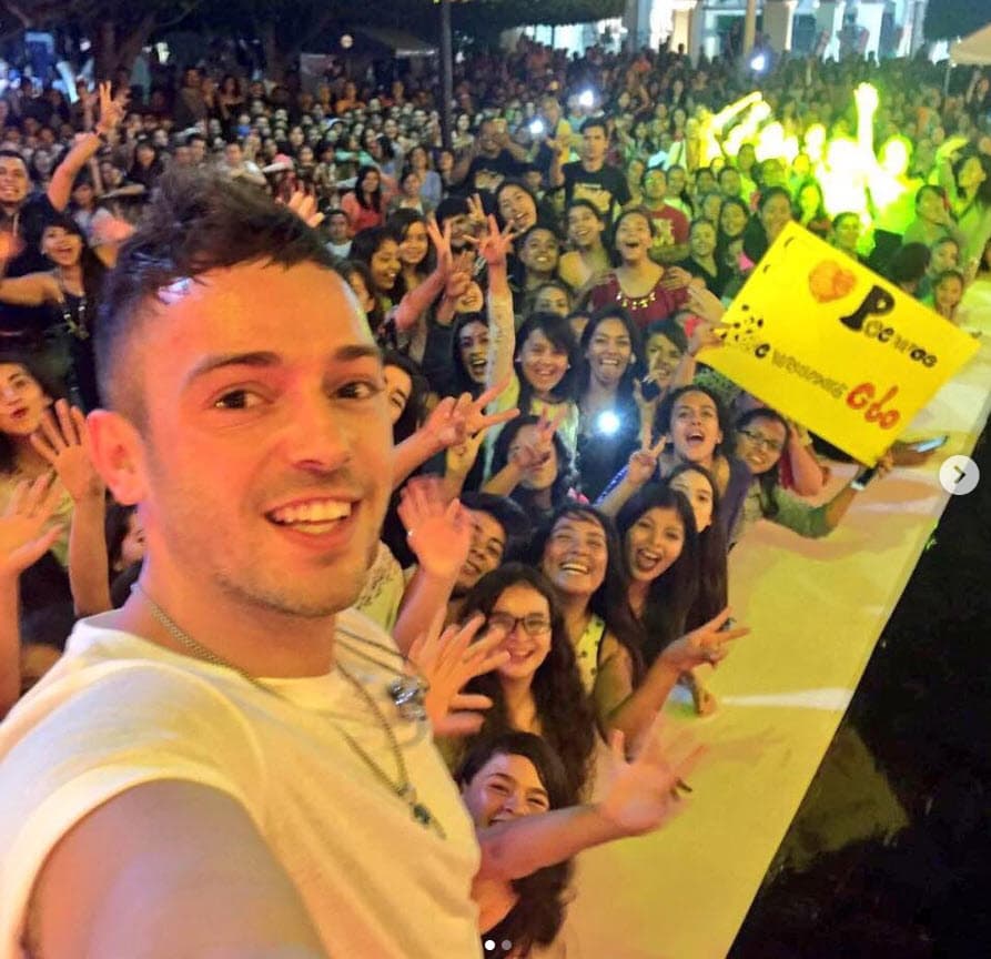 "Tanto 'Mi dulce niña' como 'Más que sexo' son románticas", dijo al diario mexicano, "pero la segunda es más crecidita,
<b><a href="https://www.univision.com/famosos/pee-wee-esta-listo-para-triunfar-otra-vez-en-la-musica-fotos" target="_blank">ya no es mi dulce niña</a></b>, es mi dulce señorita".
<br>