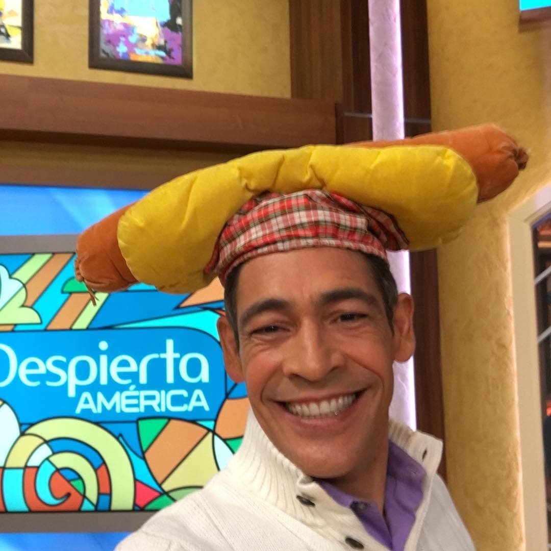 A Johnny no le da pena ponerse toda clase de accesorios para arrancar una sonrisa.