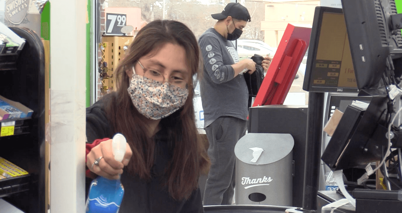 Trabajadores preocupados por confrontaciones con clientes por eliminación de orden de mascarillas