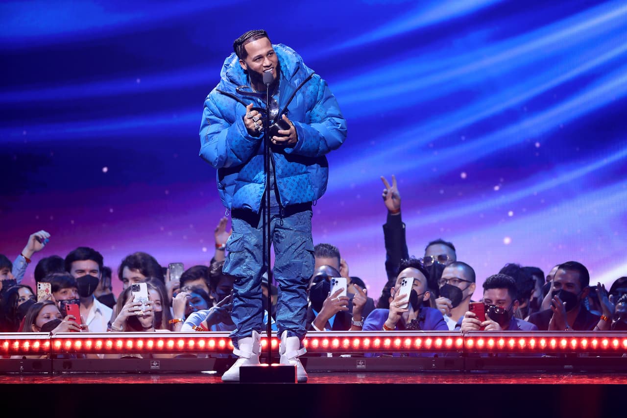 <h3 class="cms-H3-H3"><b>El ALFA</b> </h3>
<br>
<b>Premios 2 </b>
<br>El intérprete dominicano ganó como
<b>Artista Revelación Masculino</b> y
<b>Canción Del Año (Tropical) </b>por ‘Bebé’ con Camilo.