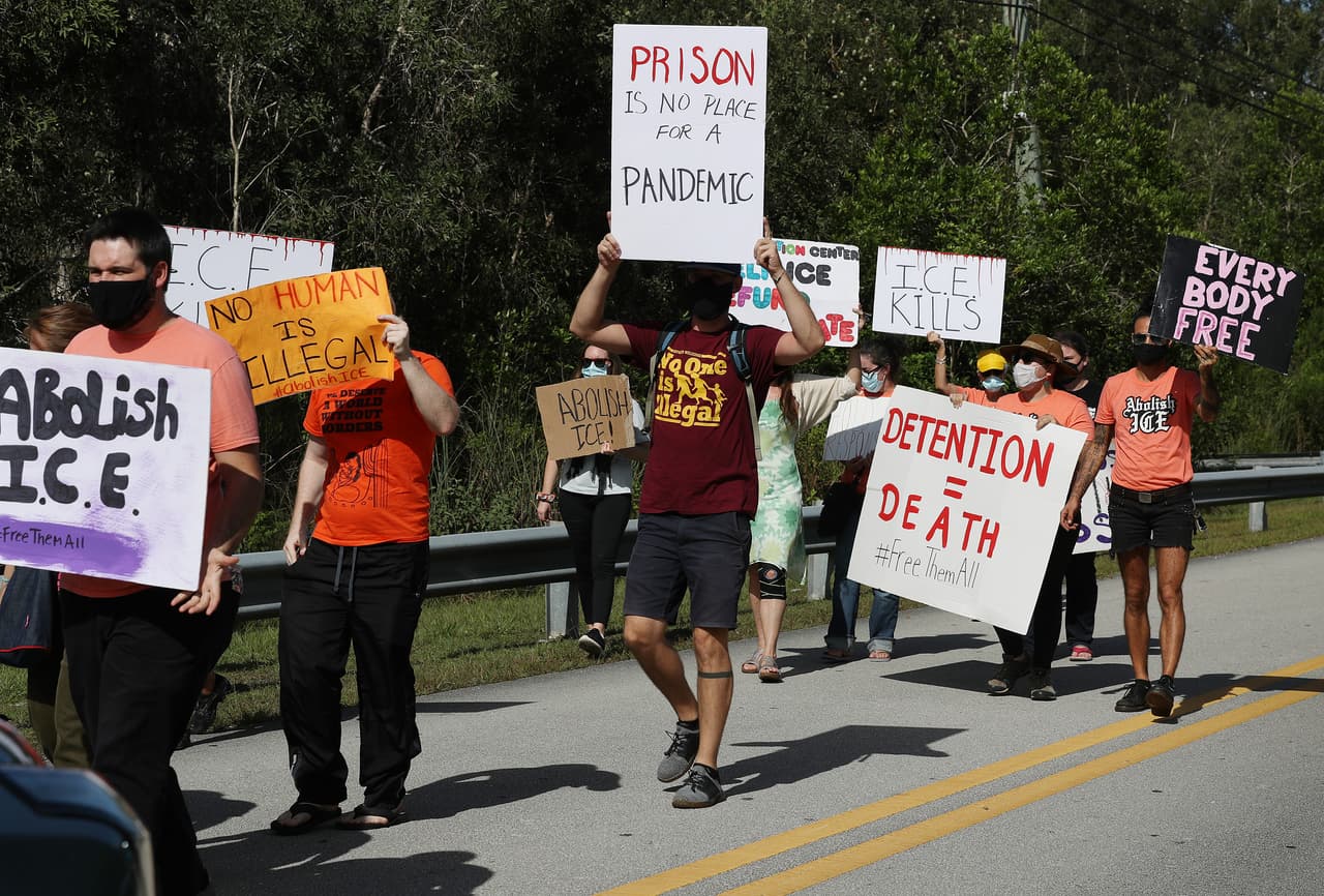 Activistas se apostaron en la puerta de la prisión de Krome, para honrar la muerte de un inmigrante.
<br>