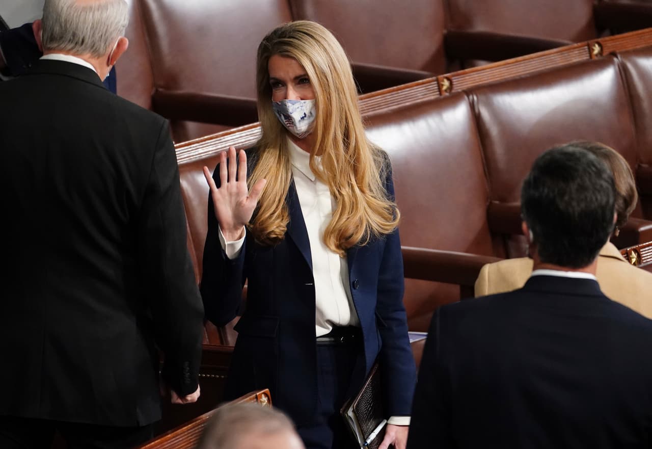 La senadora Kelly Loeffler, republicana por Georgia, llega como una sesión conjunta de la Cámara y el Senado para confirmar los votos del Colegio Electoral emitidos en las elecciones de noviembre, en el Capitolio de Washington, el miércoles 6 de enero de 2021.