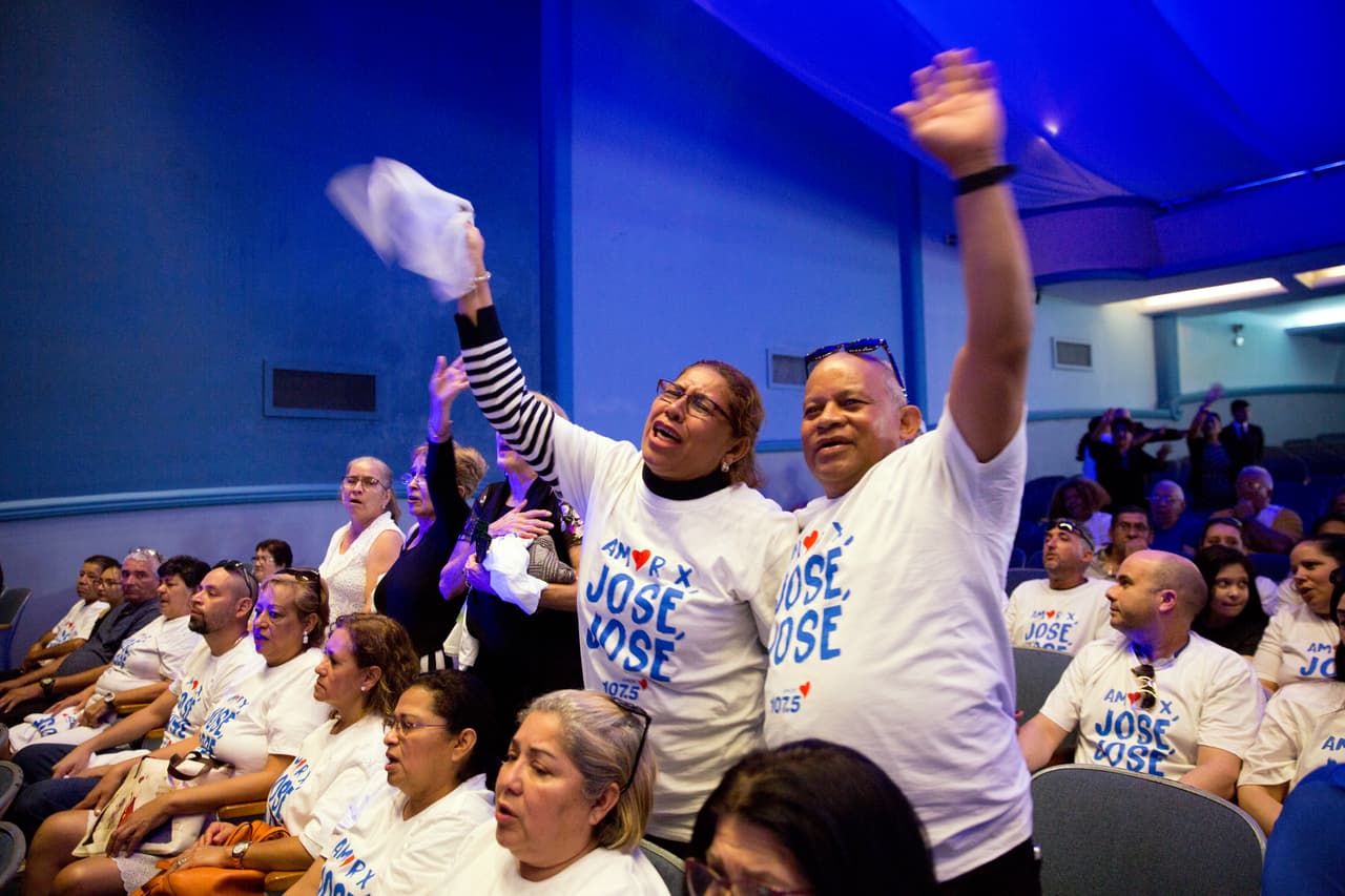 Varios de los asistentes a la ceremonia portaban playeras con el nombre del artista.