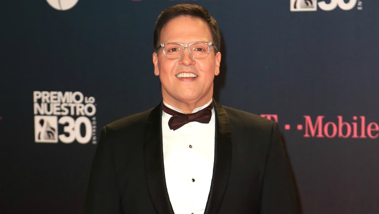 Raúl González regresa a Univision y sorprende desfilando por la alfombra magenta de Premio Lo Nuestro