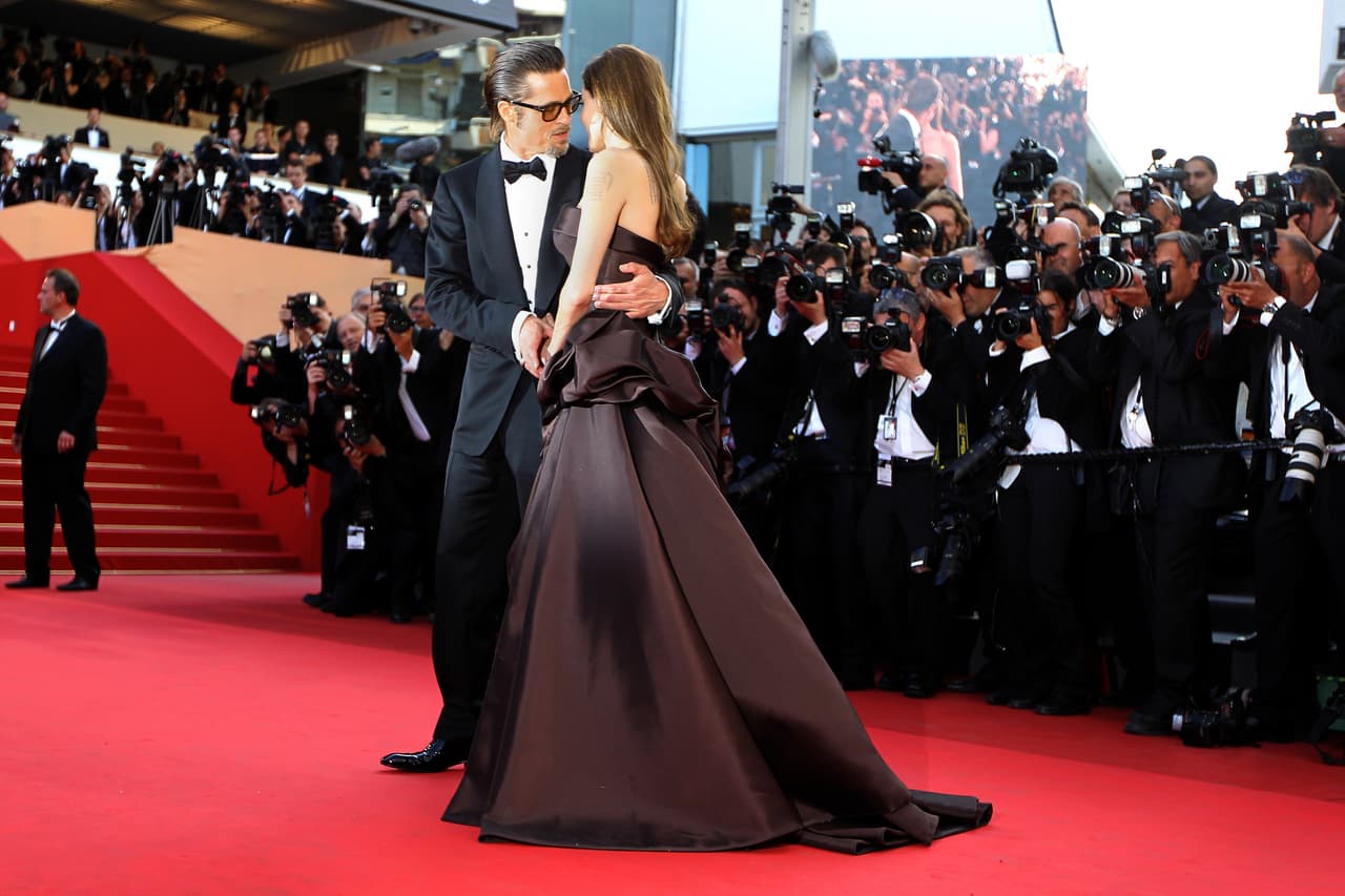 Cannes fue siempre la plataforma ideal de la pareja para manifestar su amor y dejar claro que, conforme los años pasaban, su estilo se hacía más poderoso. El vestido color berenjena, de Atelier Versace, que la actriz lució en la edición 2011 de este festival y el pelo de Brad Pitt, peinado hacia atrás con fijador, encendieron los flashes.