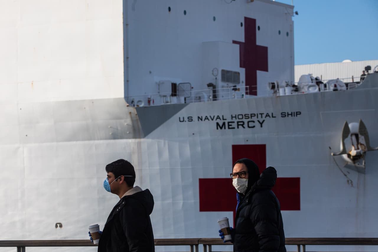 El buque hospital de la Naval de Estados Unidos 'Mercy' ofrece hasta 1,000 camas para pacientes del coronavirus en Los Ángeles.