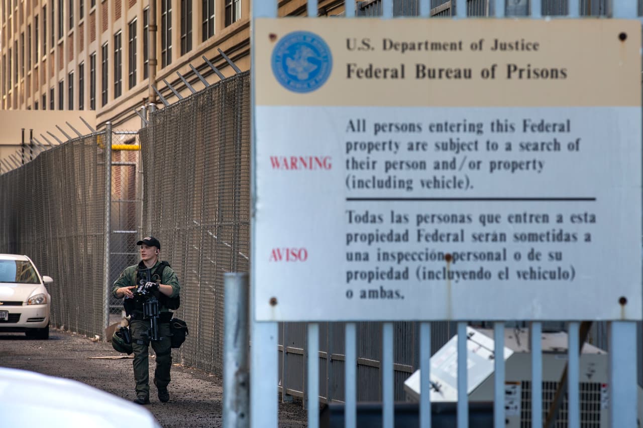 Según informes recientes, esta instalación federal, ubicada en una zona industrial de Brooklyn, alberga actualmente a unos 1,200 detenidos y ha sido descrita por algunos como un "infierno en la tierra" debido a múltiples incidentes violentos y muertes en los últimos años.