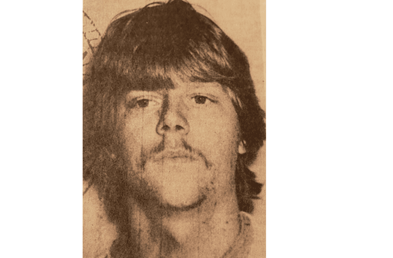 El 8 de junio de 1985, aproximadamente a las 7:20 a.m. se encontró el cadáver de Brian Keith Martin, de 21 años, a las afueras de Lufkin, en el condado de Angelina. Brian fue víctima de una herida de bala en la cabeza. El Chevrolet Camaro de Brian de 1979, con las etiquetas de Luisiana, no se encontraba en ninguna parte. Un arma de fuego fue recuperada a pocos pies del cuerpo de Brian.