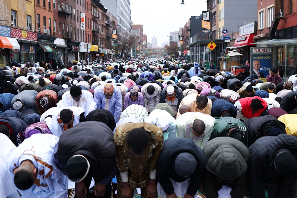 El Eid al-Fitr no solo marca el fin del ayuno diurno observado durante Ramadán, sino que también enfatiza valores como la gratitud, la caridad y la fraternidad.