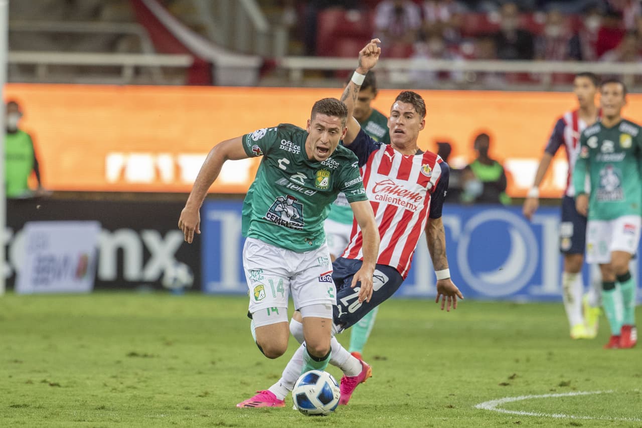 Wiliam Tesillo, Elías Hernández y Santiago Colombattose encargan de batir a Toño Rodríguez, le dan la victoria 0-3 a León sobre Chivas y consiguen mantener su segunda posición en la tabla.