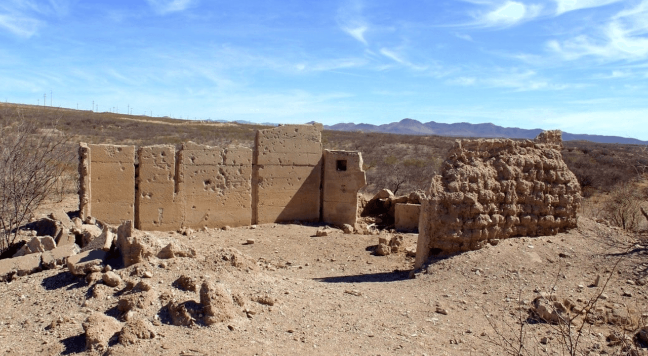 En la ciudad de Tombstone, Arizona se encuentra una de las casas embrujadas más aterradoras del país. Según cuenta el sitio web
<a href="https://www.tombstonetraveltips.com/brunckow-cabin.html" target="_blank">The Tombstone discovery</a>, a finales del siglo XIX, más de veinte personas fueron asesinadas en este lugar.
<br>
<br>The Tombstone discovery explica que todo comenzó con Frederick Brunckow, un Alemán que se mudó a Texas para trabajar en minería. En 1856 llegó a Tucson, Arizona, empleado de la empresa Sonora Exploración y Minería de Cincinnati.
<br>
<br>Luego de conocer el negocio mucho más, decidió abrir su propia empresa con varios socios, sin embargo, sus empleados empezaron a quejarse de su administración y, al parecer, en medio de una revuelta mataron a Brunckow.
<br>
<br>Poco tiempo después, otros socios empezaron a aparecer muertos en la misma zona. Muchos creen que el sector está embrujado.
<br>
<br>Si quieres visitar este lugar, debes usar las coordenadas: N 31 38.315 W 110 09.452.