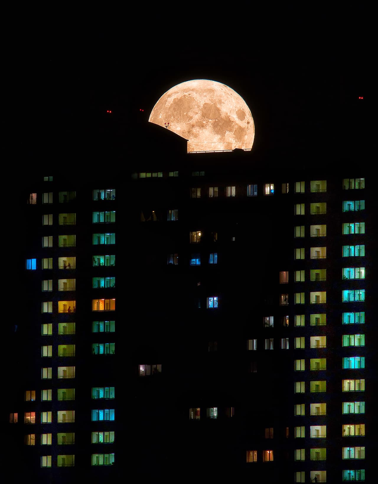 <b>‘La luna llena en Moscú’</b>
<br>
<br>La autora de esta fotografía intenta cada mes capturar la belleza de la luna llena sobre su ciudad. Esta imagen muestra a nuestro satélite detrás de un complejo de viviendas elegantes construidas donde antes había un aeropuerto en la capital de Rusia.
<br>