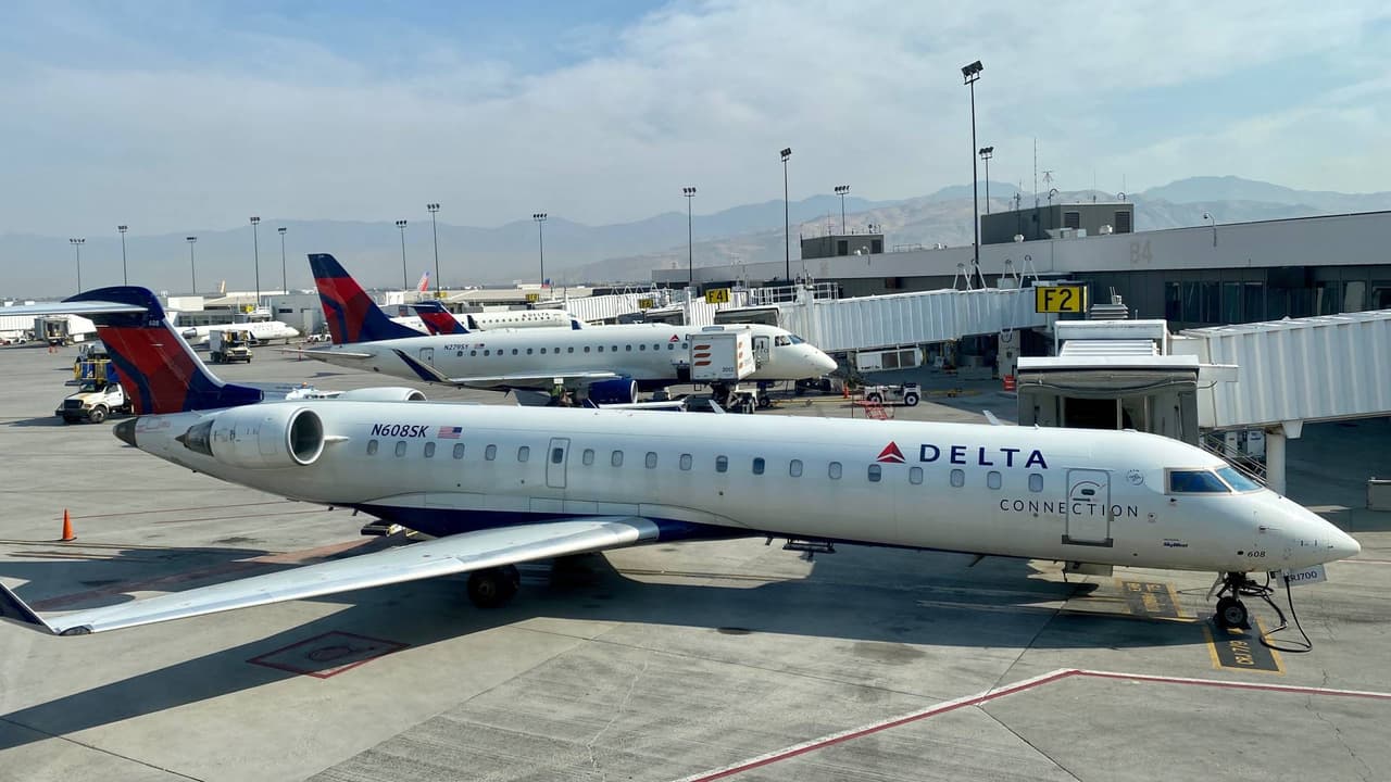 Arrestan a una mujer ebria acusada de agresión sexual y agresión en un vuelo de Delta en Salt Lake City