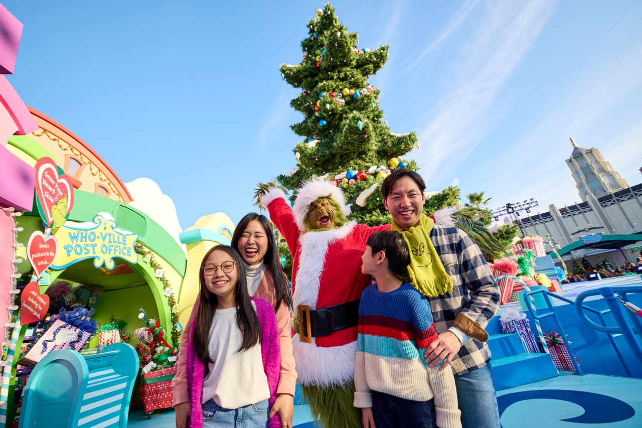 <b>Espectáculo teatral</b>: El evento central de Grinchmas es el “
<b>Grinchmas Who-liday Spectacular</b>”, un espectáculo en vivo que narra la historia del Grinch y su transformación, trayendo a la vida el clásico cuento de Dr. Seuss.