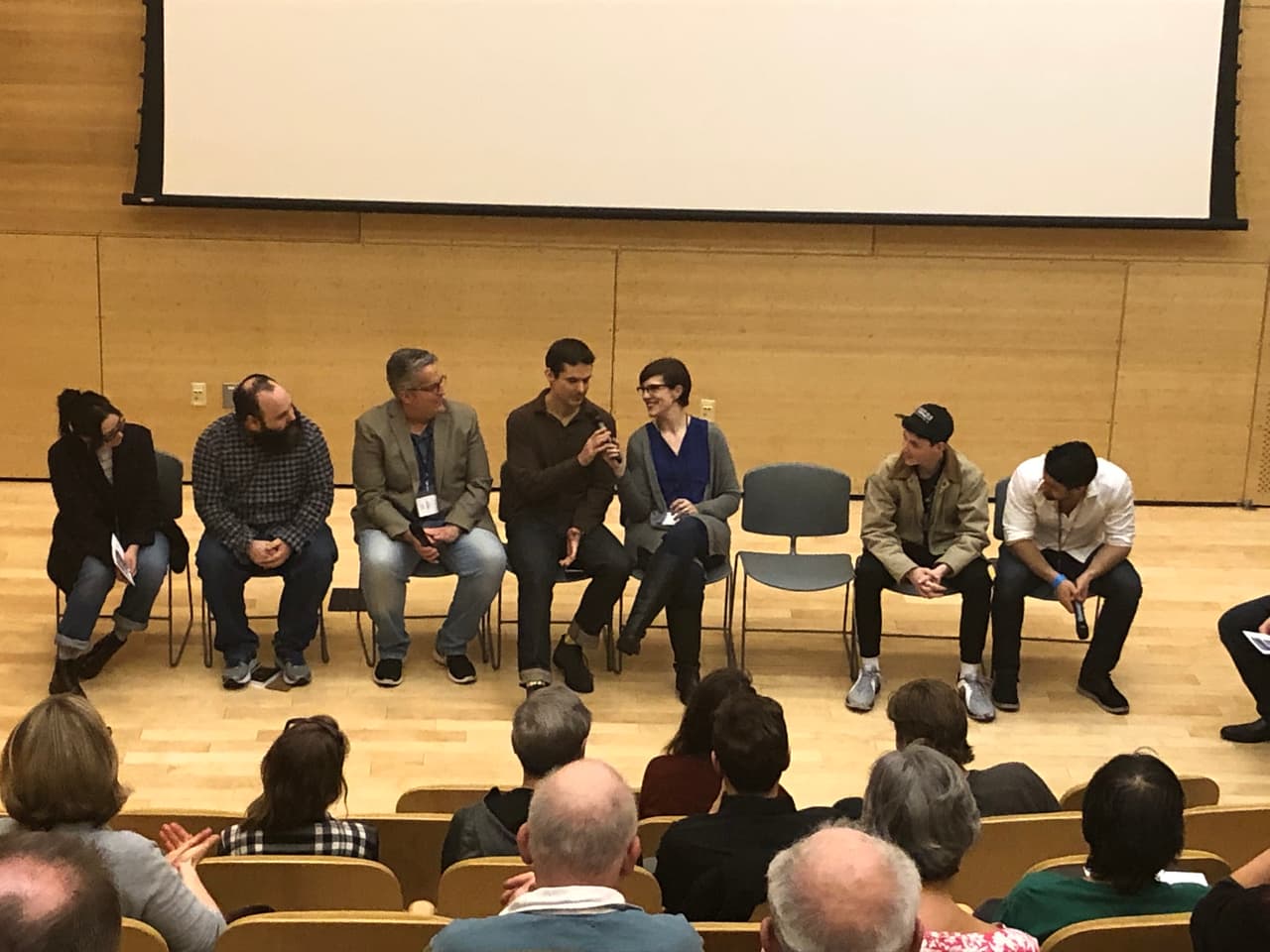 Algunos de los directores que han presentado sus obras en el festival. Entre ellos un estudiante de bachillerato, Dylan O'Reilly (segundo de derecha a izquierda), que presentó un corto acerca de un estudiante que descubre en su pluma el poder de viajar en el tiempo. Todo un cortometraje de humor negro.