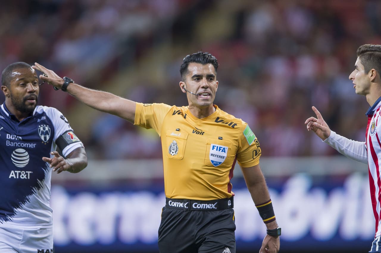 El árbitro Adonai Acevedo anuló la jugada de gol de Chivas por un claro fuera de lugar con ayuda del VAR.