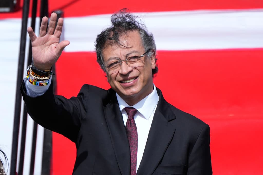 Gustavo Petro se despide, pero insinúa que regresará al afirmar que su despedida es "transitoria"