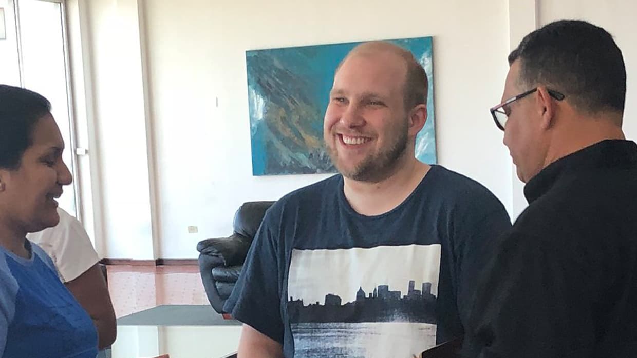 Este sábado, Holt se veía sonriente en videos difundidos por medios y ONGs abordando un avión con su esposa, acompañados por Bob Corker, presidente del Comité de Relaciones Exteriores del Senado estadounidense.
<br>