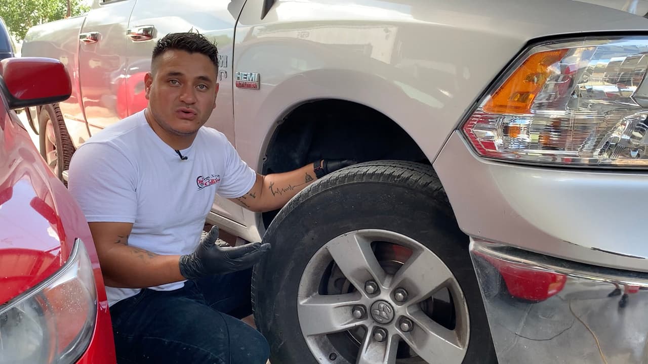 “Debemos de checar el nivel de aire que tienen las llantas o cauchos, que por lo regular es de 35 a 40 libras de presión, no más de eso porque podría ocasionar que se revienten al sobrecargarlas de aire”, mencionó Alonso.