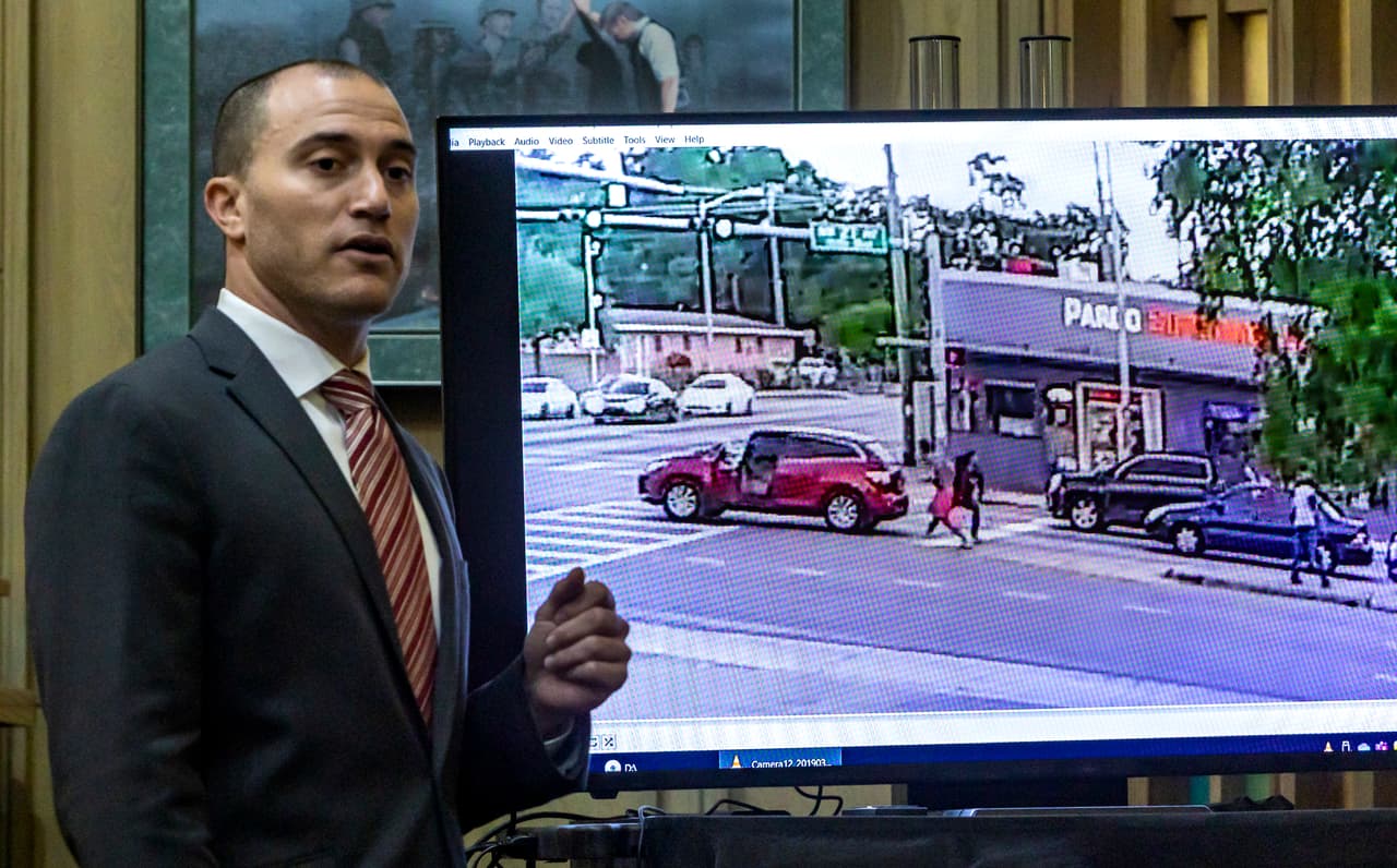 Según los abogados, lo hizo con los puños en alto, "y el señor Lyle instintivamente, sin intención ni pensamiento, lo golpea una vez".
<br>