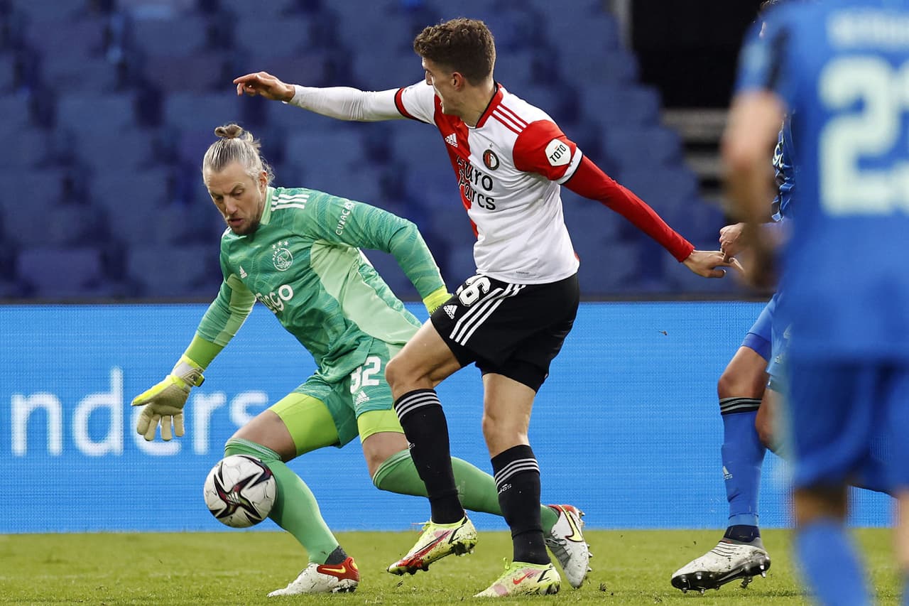 Ajax derrota a Feneyoord 2-0 durante la J17 en la Eredivisie. El primer tanto fue un gol en contra por parte de Marcos Senesi al 44', mientras que Dusan Tadic aseguraba la victoria al 81'. Edson Álvarez fue titular durante el encuentro.