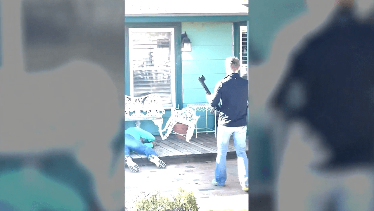 Por su parte el sospechoso les dice: “Ustedes no deberían estar aquí. Les dije a todos que se fueran. No quería hacer nada de esto”.
<br>
<br>