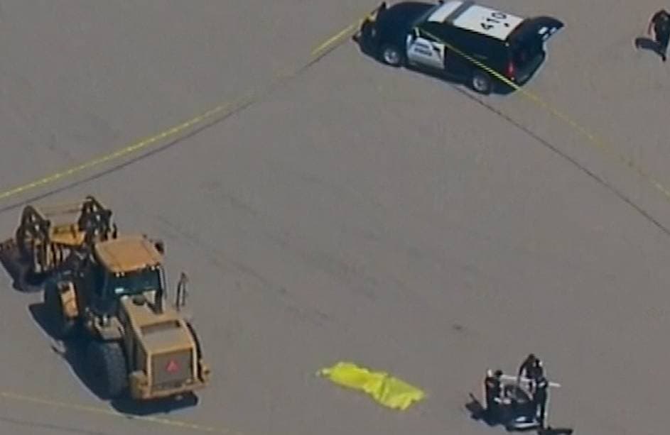 Una mujer que dormía en playa de California muere aplastada por un tractor de carga pesada