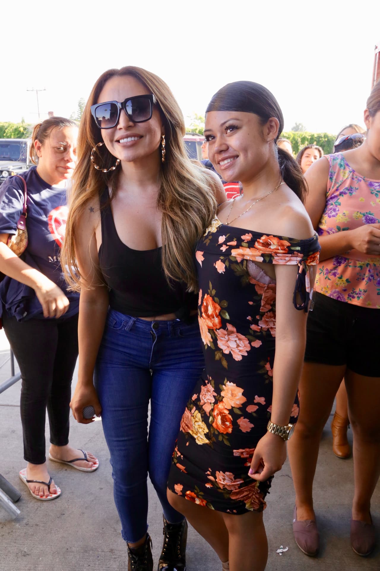 Y por su puesto, las morras llegaron para ver en persona a la agrupación, sin imaginar que también ahí estaría La Bronca.
<br>
